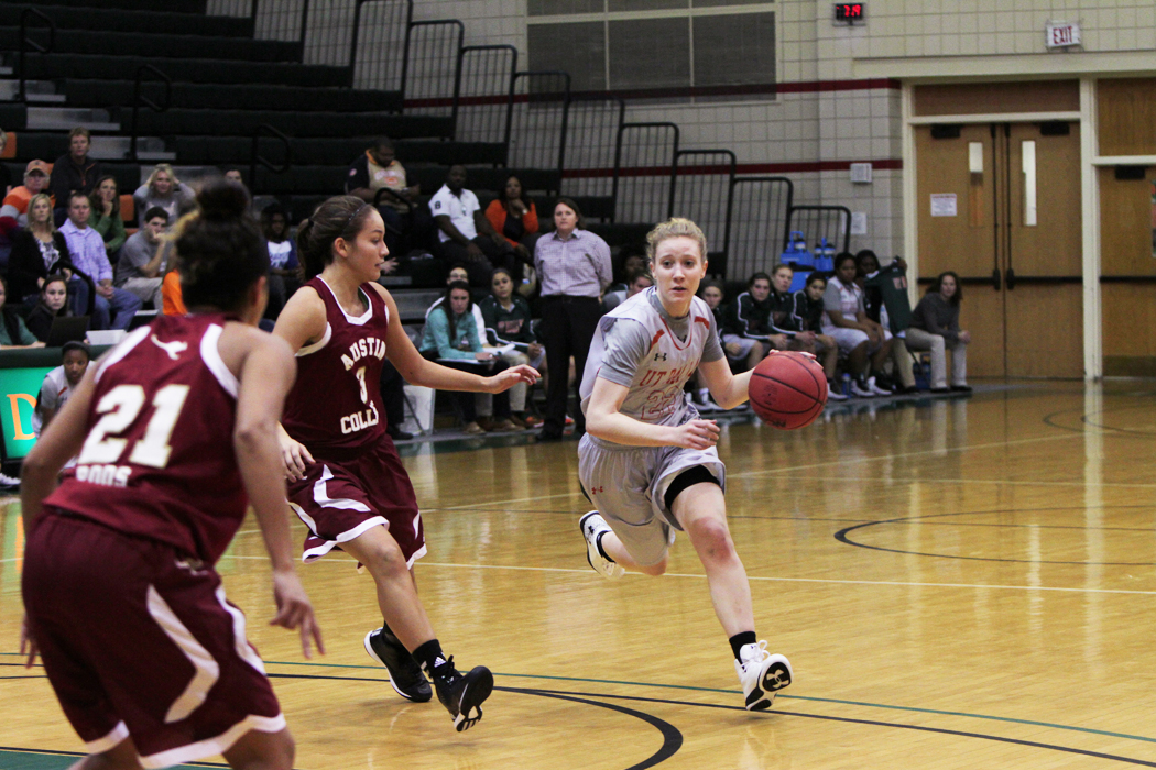 Women’s basketball squeezes by Austin College