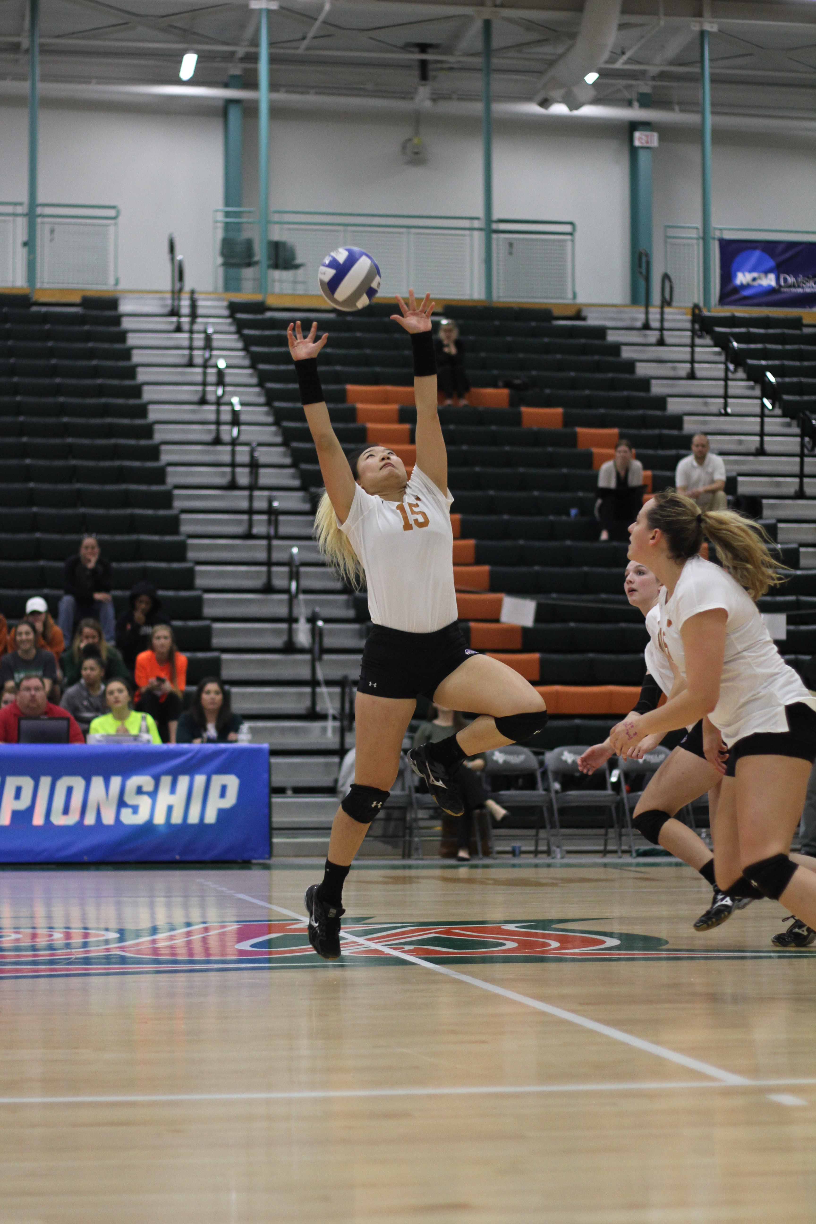 UTD volleyball beats down Whitworth to advance in tourney