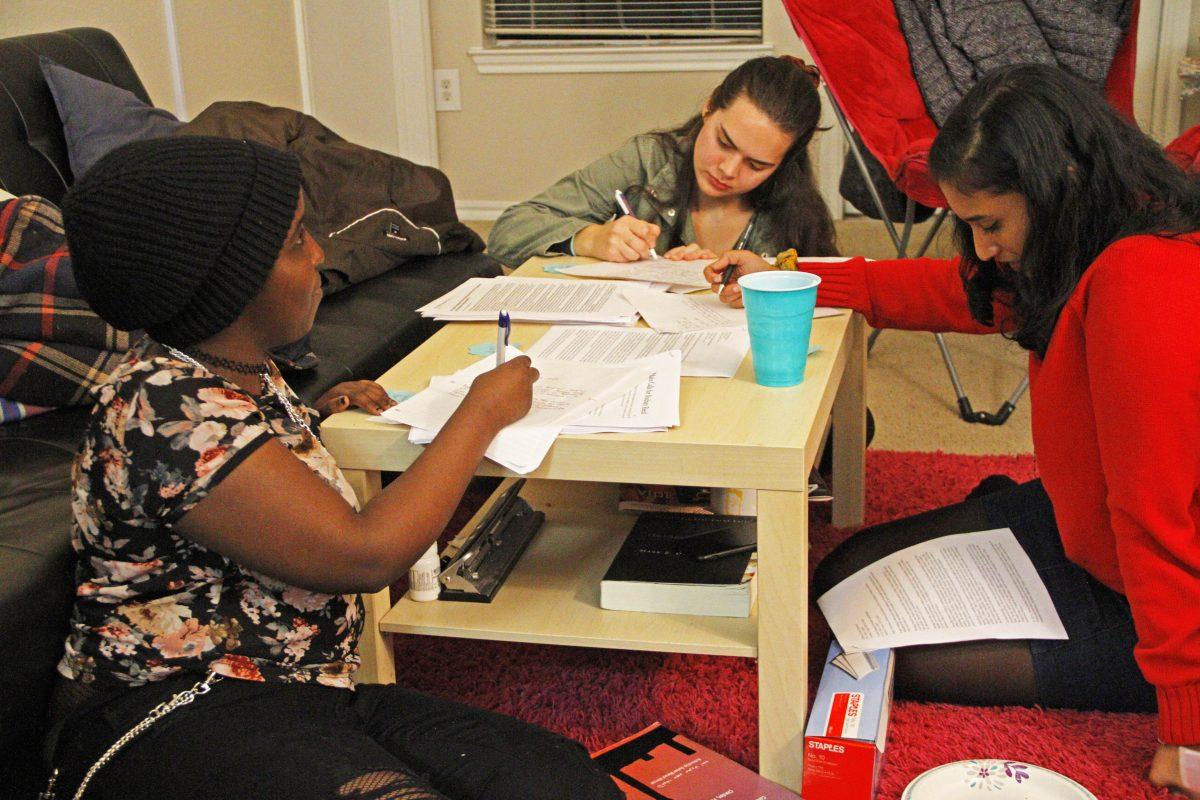 Psychology senior Ruqiya Barreh (far left) was one of the students who attended the letter-writing party to help free death-row inmate Rodney Reed, whose execution is scheduled for Nov. 20. Photo by Bhavan Mehta | Mercury Staff