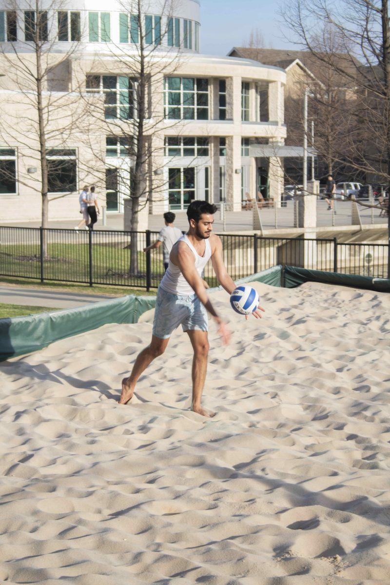 A Comet prepares his serve in a pickup
set of volleyball by Dining Hall West.
Opportunities for casual play at UTD abound. Photo by Anna Phengsakmueang | Photo Editor
