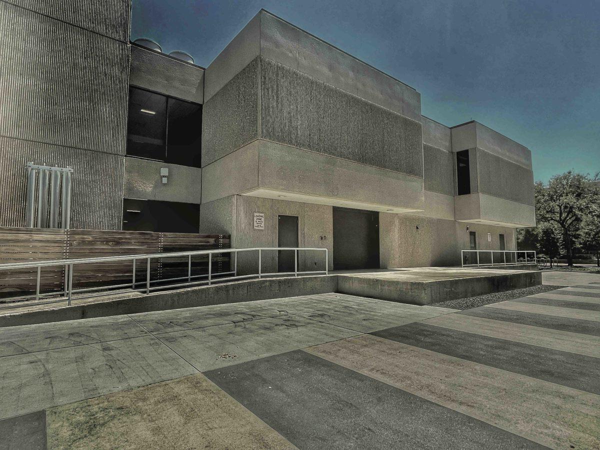 Many of UTD's walls and empty spaces still lay barren, devoid of the green that fills the front of campus or any other color. Photo by Andre Averion | Mercury Staff