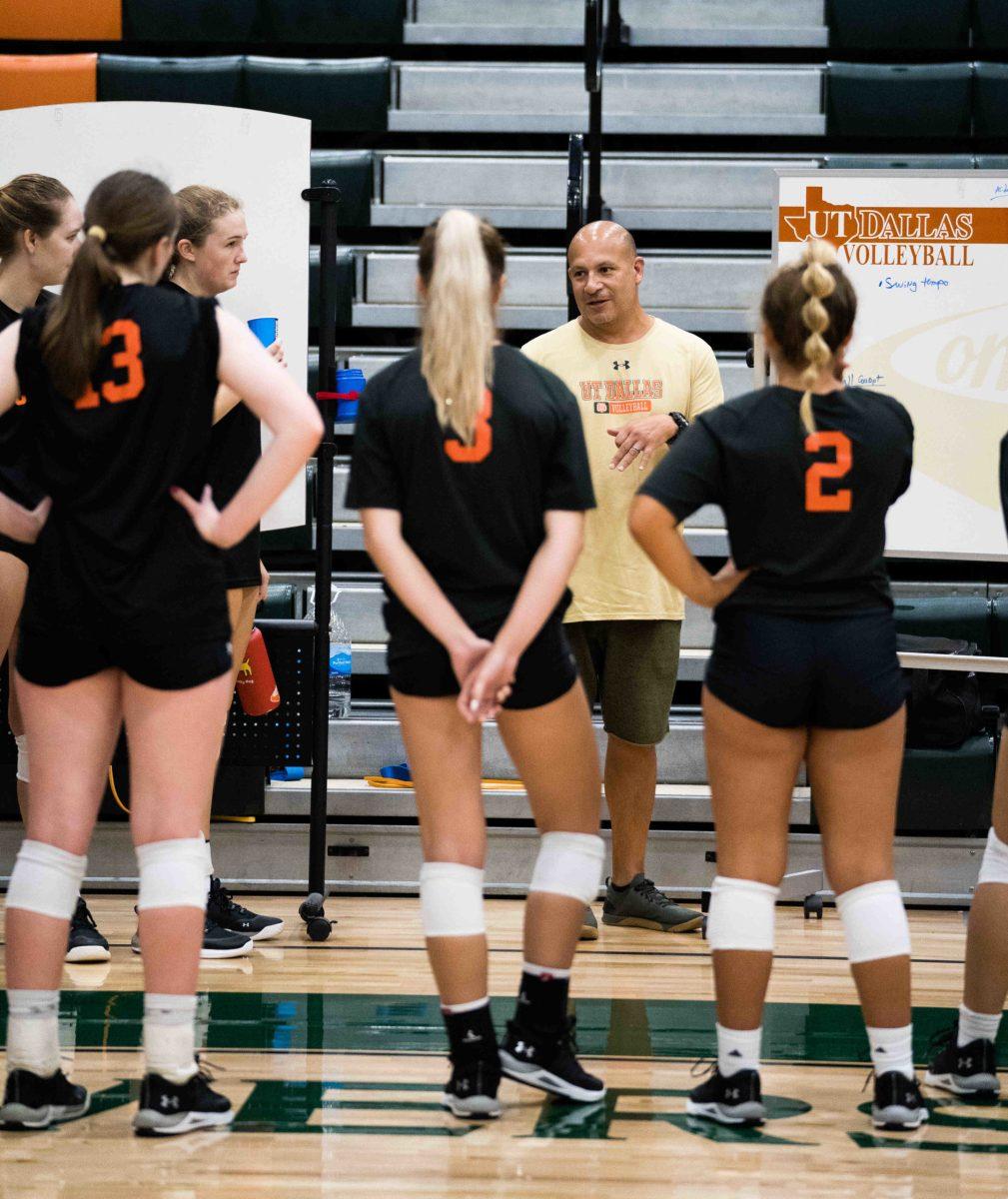 New head volleyball coach Zach Villarreal discusses topics with the team at practice. Photo by Viet Vu | Photo Editor