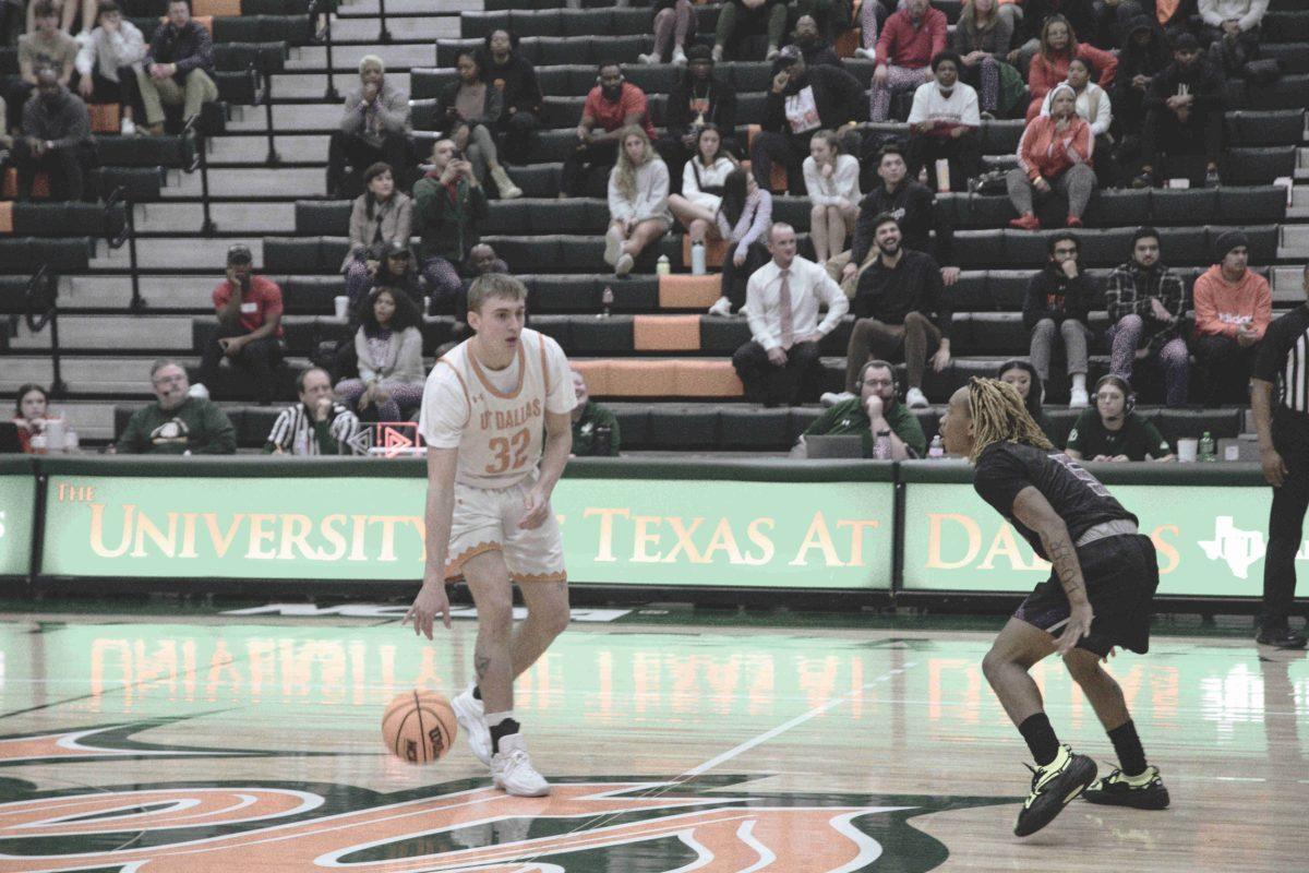 Guard Jackson Steele (left) received a standing ovations from his concluding three-pointer, which brought the UTD Men's Team's score to 107. Photo by Katheryn Ho | Mercury Staff