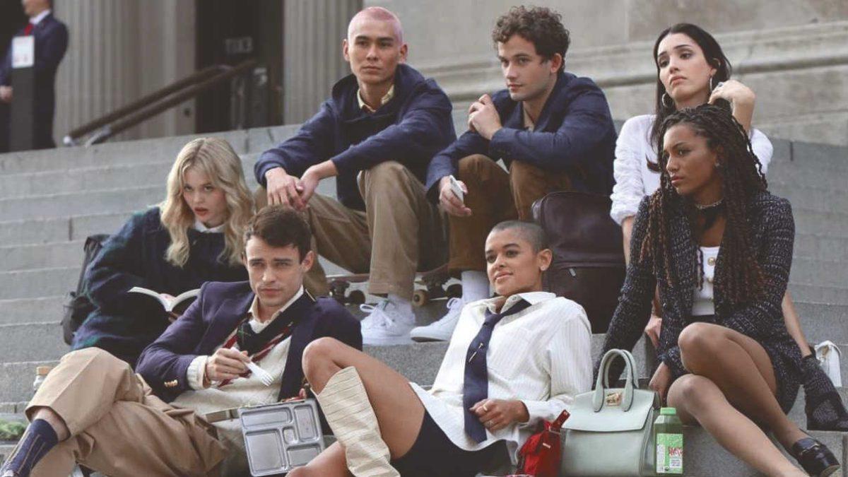 From  left  to  right:  Audrey  (Emily  Alyn  Lind),  Max  (Thomas  Doherty),  Aki  (Evan  Mock),  Julien  (Jordan  Alexander),  Obie  (Eli  Brown),  Luna  (Zion  Moreno)  and    Monet (Savannah Lee Smith) are entangled in a web of romance and deceit. | Photo courtesy of HBO Max.