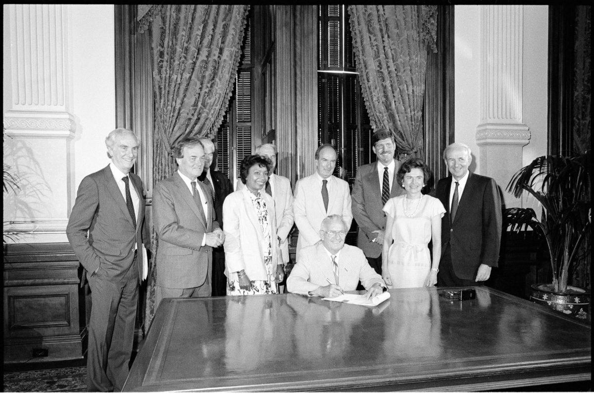Photo Courtesy of UTD. The signing of HB 42 in 1989.Front from left to right: Peter O’Donnell, Senator Orland Harold Harris, Senator Eddie Bernice Johnson, Governor Bill Clements, First Lady
Rita Clements and Representative Fred Hill. From left to right in back: UT System Chancellor Hans Mark, Louis Beecherl, Jr. and VP of Academic Affairs Alexander Clark.