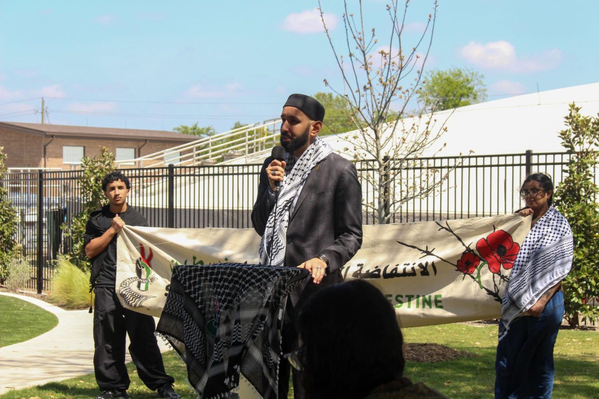 Imam Omar Suleiman speaks at an off-campus Students for Justice in Palestine press conference on March 30 following the group’s suspension.